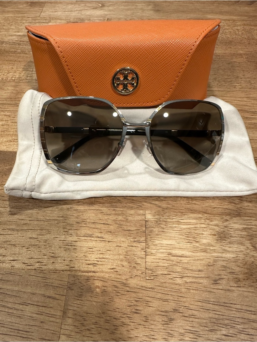 Tory Burch TY6500 sunglasses with case
